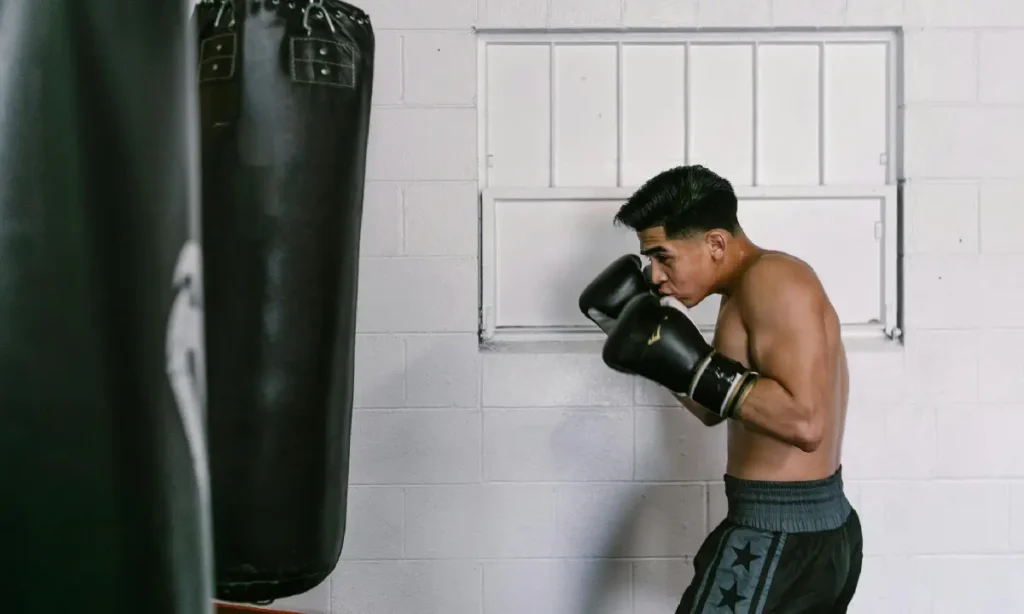 entrenando con saco de boxeo